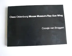 Claes Oldenburg - Chocoladedoos met boekwerk: Mouse Museum/Ray Gun Wing kopen? Bied vanaf 50!