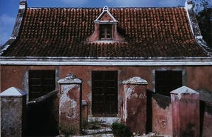 Paul Huf - Foto, Colonial House Willemstad Curaçao - Ingelijst kopen? Bied vanaf 1!