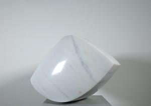 Niet of onleesbaar gesigneerd - Abstract geometrisch massief marmeren sculptuur kopen? Bied vanaf 1!