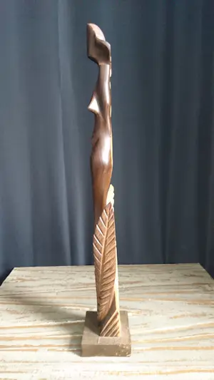 Niet of onleesbaar gesigneerd - Abstract coromandel beeld van staande vrouw kopen? Bied vanaf 10!