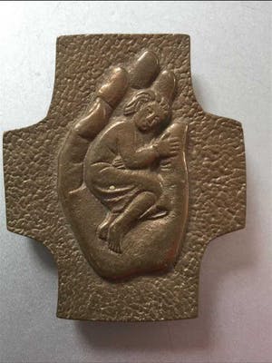 Brons (Onbekend) - Plaquette: Geborgen in de hand kopen? Bied vanaf 19!