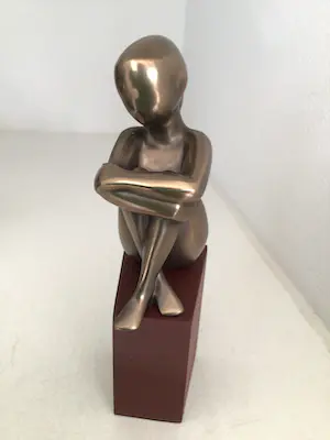 Janneke Ros - Beeld “ IN GEDACHTEN “. Gesigneerd kopen? Bied vanaf 1!