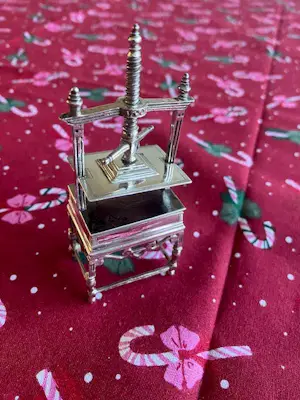 Arnoldus van Geffen - Arnoldus van Geffen zilveren miniatuur linnenpers ca. 1730 Amsterdam kopen? Bied vanaf 499!