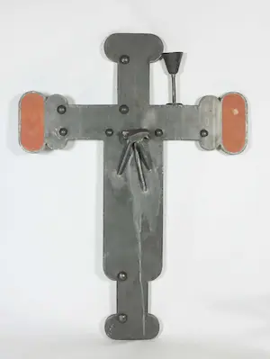 Peer Veneman - Wandsculptuur van lood en hout, Kruis kopen? Bied vanaf 200!