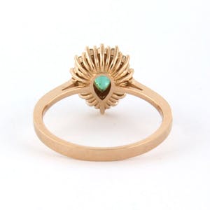 18k roodgouden entourage ring bezet met smaragd en briljant geslepen diamant kopen? Bied vanaf 540!
