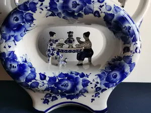 Niet of onleesbaar gesigneerd - Fraaie gedecoreerde Chinese koffiepot in blauw en wit keramiek kopen? Bied vanaf 1!