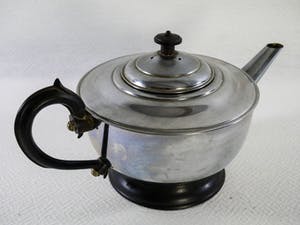 Niet of onleesbaar gesigneerd - Chroom metalen theepot met keramische voering kopen? Bied vanaf 1!