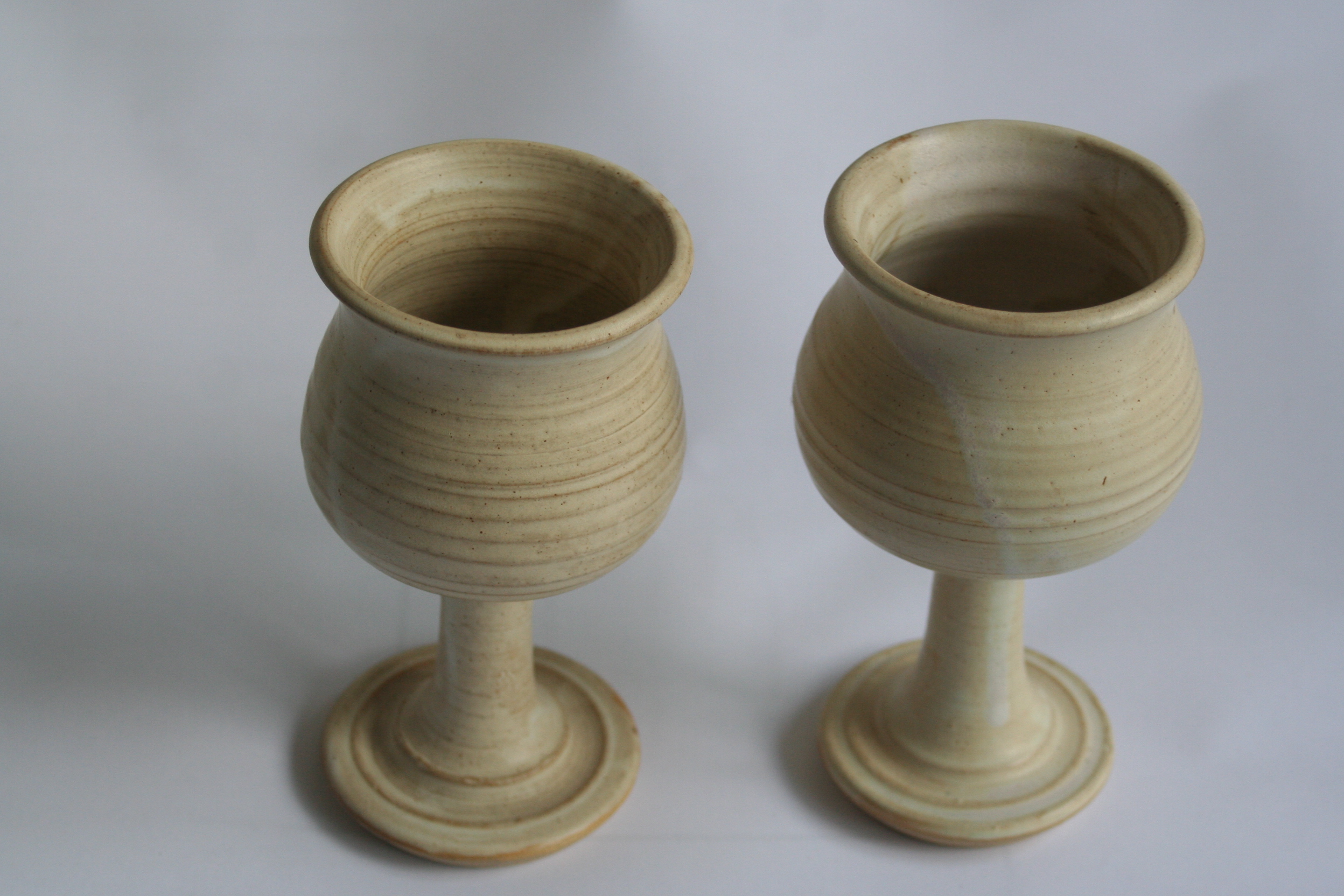 Niet of onleesbaar gesigneerd - 2 aardewerk bekers - Aherla stoneware handmade Eire verkocht voor € 1!