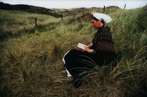 Paul Huf - Foto, Lezende vrouw in kledingdracht - Ingelijst kopen? Bied vanaf 1!