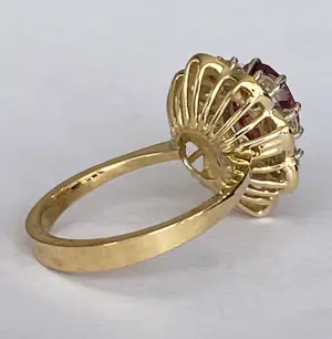 18 Kt. Geelgouden cocktailring met 1,80 ct granaat en diamanten kopen? Bied vanaf 900!