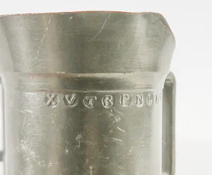 Niet of onleesbaar gesigneerd - Lot van twee tinnen maatbekers en drie borden kopen? Bied vanaf 1!