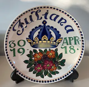 Royal Copenhagen - Aluminia Faience - Drie borden geboorte Kon. Juliana 1917,1918 en 1920 kopen? Bied vanaf 1!
