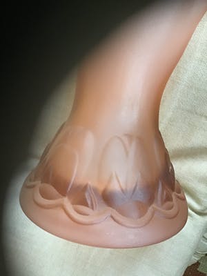 Niet of onleesbaar gesigneerd - Espaivet, Art Deco roze gesatineerd glazen vaas kopen? Bied vanaf 10!