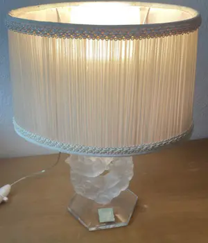 Rene Lalique - Tischleuchte mit Vögeln, gefrostetes Glas kopen? Bied vanaf 490!