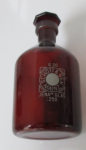 Niet of onleesbaar gesigneerd - Schott & Gen Jenaer Glas Mainz - Bruine glazen apothekerspot 250. kopen? Bied vanaf 1!