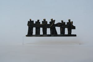 Frans Steginga - samen de zaak van de grond tillen - verbronsd sculptuur kopen? Bied vanaf 1!