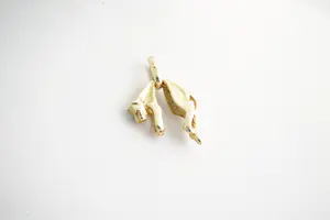 157-  Massief 18 krt geel-gouden Panter hanger - met diamant & saffier kopen? Bied vanaf 270!