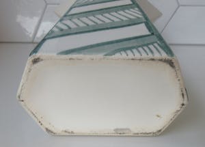 Niet of onleesbaar gesigneerd - Avantgardisctische keramische vaas met lijndecoratie kopen? Bied vanaf 10!