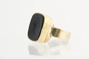 04- Opvallende retro 14krt goud & onyx  "intaglio ring" - romeins soldaat kopen? Bied vanaf 330!