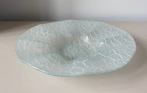 Niet of onleesbaar gesigneerd - Lichtblauwe en witte opaline glazen met witte glasdraden kopen? Bied vanaf 1!