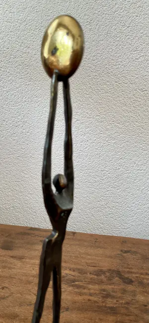 Corry Ammerlaan - Beeldje Samen op weg naar een zonnige toekomst, gesigneerd op sokkel kopen? Bied vanaf 30!