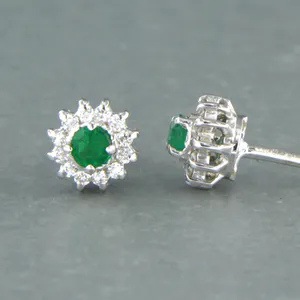 18k gouden oorknoppen met smaragd en aan entourage briljant geslepen diamant kopen? Bied vanaf 300!