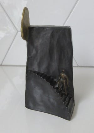 Corry Ammerlaan - Abstract Keramisch beeld van een trap richting een gouden zon en bronzen figuur kopen? Bied vanaf 32!