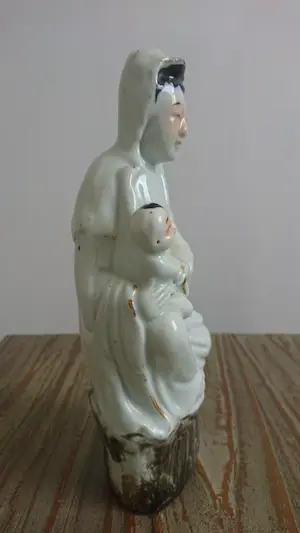 Niet of onleesbaar gesigneerd - Porseleinen beeldje Guanyin/Kwan Yin kopen? Bied vanaf 1!