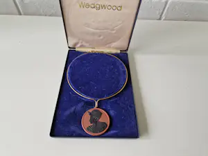 AcheterWedgwood - Wedgwood Egyptische Revival jasperware hanger/halsketting in doos? Enchérissez de 85!