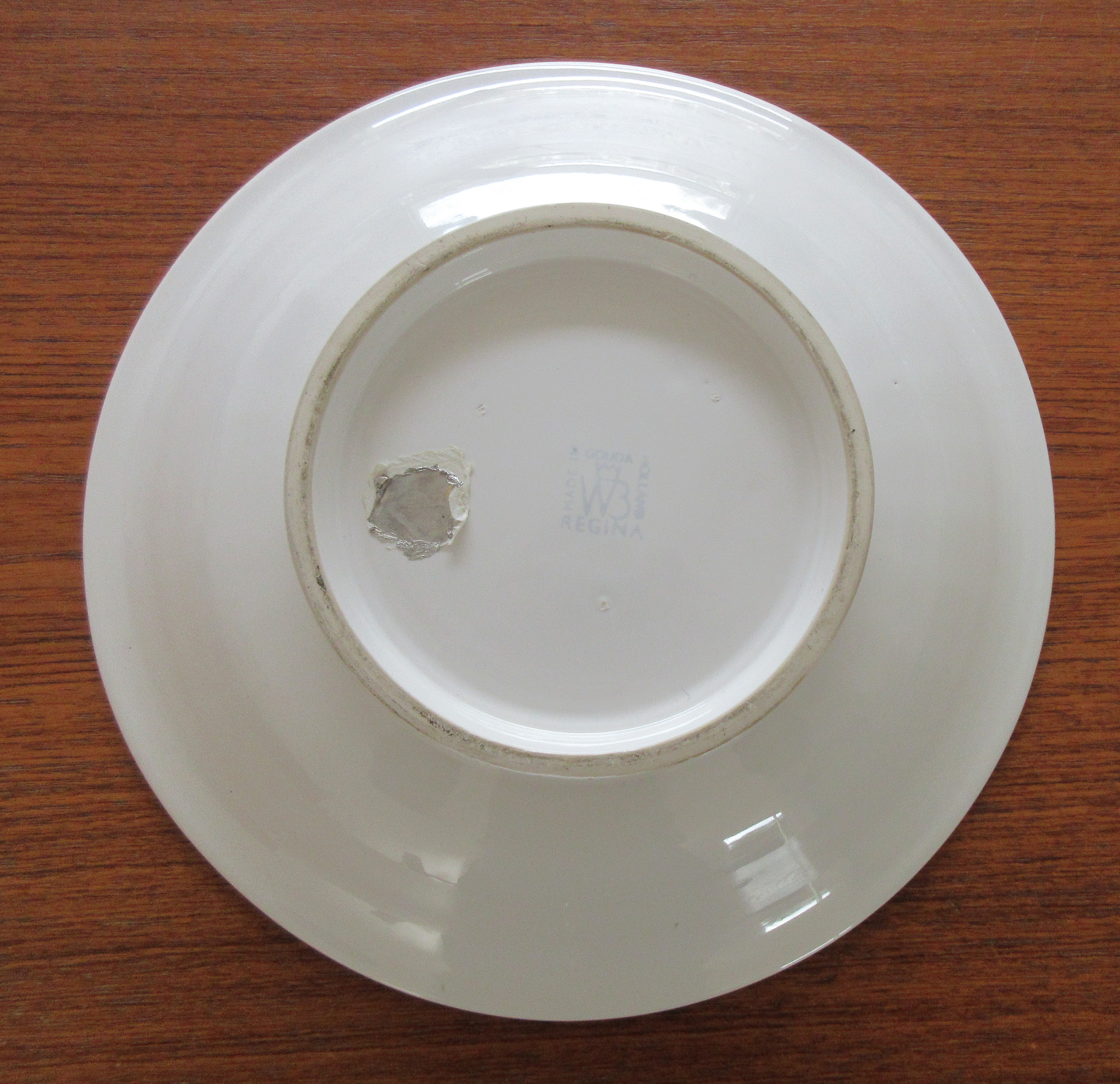 Kunstaardewerkfabriek Regina - Wit platelen gelobte fruitschaal kopen? Bied vanaf 20!