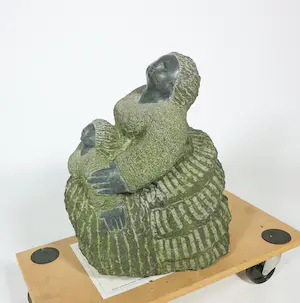 Niet of onleesbaar gesigneerd - Stenen buitenbeeld, Moeder en Kind kopen? Bied vanaf 1!