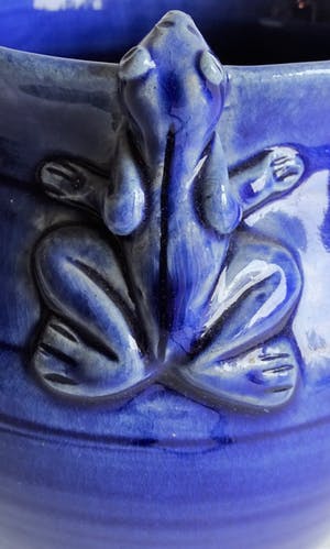 Marijke de Kler-Vermeulen - Kobalt blauwe kikker vaas kopen? Bied vanaf 20!