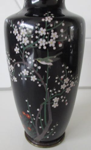Niet of onleesbaar gesigneerd - Japans donkerblauw Cloisonne vaasje kopen? Bied vanaf 1!