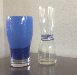 Niet of onleesbaar gesigneerd - VIER BLAUWE GLAZEN VAZEN kopen? Bied vanaf 1!