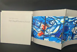 Marc Chagall - Gesigneerde Cassette "De Chagall-ramen in Zürich" met uitvouwposters kopen? Bied vanaf 890!
