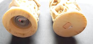 Curiosa - Vintage Salt And Pepper grinder in bone carved sculptures. kopen? Bied vanaf 1!