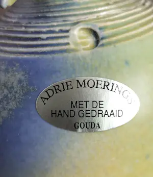 Adrie Moerings - Vaasje met kraag kopen? Bied vanaf 15!
