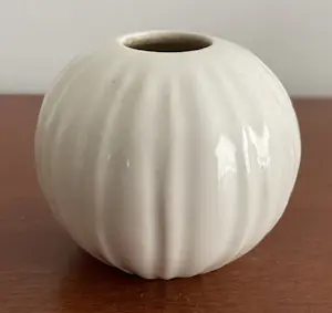 Porceleyne Fles - Delfts wit platelen bolvaasje kopen? Bied vanaf 20!