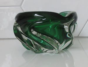 Josef Hospodka - Dikwandige smaragd groene getordeerde asbak uitvoering Chribska Sklo kopen? Bied vanaf 10!