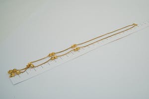 2524 - Stijlvol 18 karaats geel-gouden dames Dokiya "balletjes" halssieraad. kopen? Bied vanaf 220!