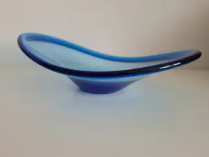 Per Lutken - Holmegaard; asymmetrische schaal in prachtige blauwe kleur kopen? Bied vanaf 69!