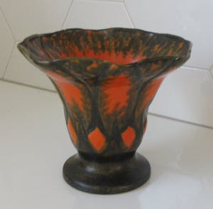 Arnhemsche Fayencefabriek - Twee oranje zwarte art deco vazen - Klaas Vet kaufen? Bieten Sie von 10!
