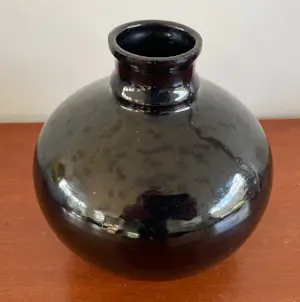 Niet of onleesbaar gesigneerd - Kunstkeramisch zwart bol of schoorsteenvaasje kopen? Bied vanaf 1!