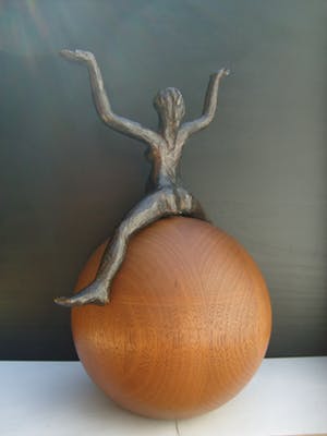 Brons (Onbekend) - Zwanger naakt op houten bol. kopen? Bied vanaf 125!