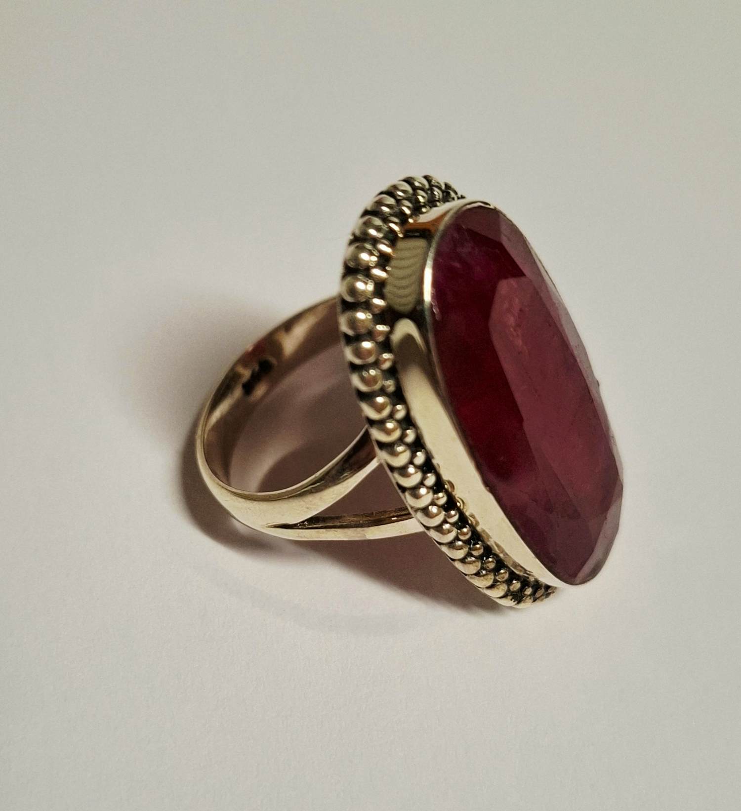 Nieuwe zilveren Ring met facetgeslepen robijn kopen? Bied vanaf 75!