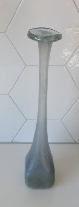 Niet of onleesbaar gesigneerd - Studio hand geblazen glazen flesvaas met vierkante voet kopen? Bied vanaf 1!