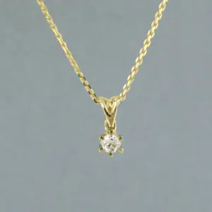 14k geelgouden collier met een hanger bezet met briljant geslepen diamant 0.11ct kopen? Bied vanaf 230!