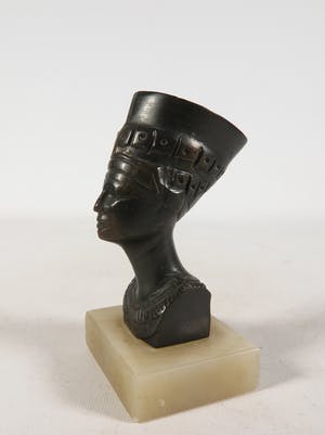 Corry Ammerlaan - , Hans van Tilburg en onbekend - Lot van drie sculpturen kopen? Bied vanaf 50!