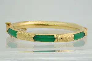 57 - Surinaamse 20Krt geel gouden armband met groene kunststof kern kopen? Bied vanaf 390!