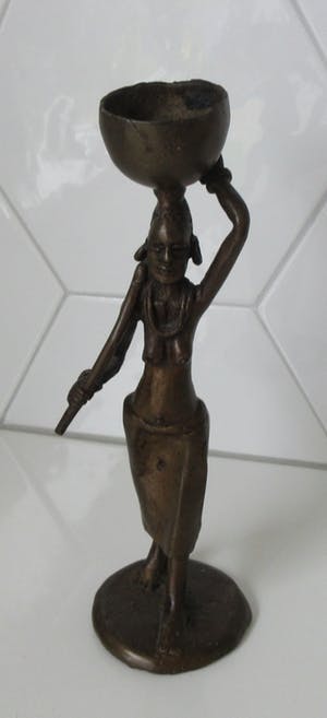 Niet of onleesbaar gesigneerd - Bronzen beeld van een Afrikaanse vrouw kopen? Bied vanaf 10!